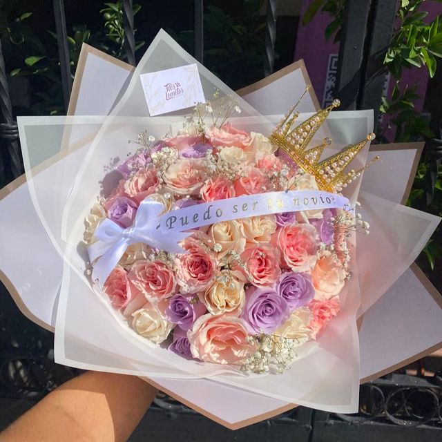 50 rosas con liston y corona